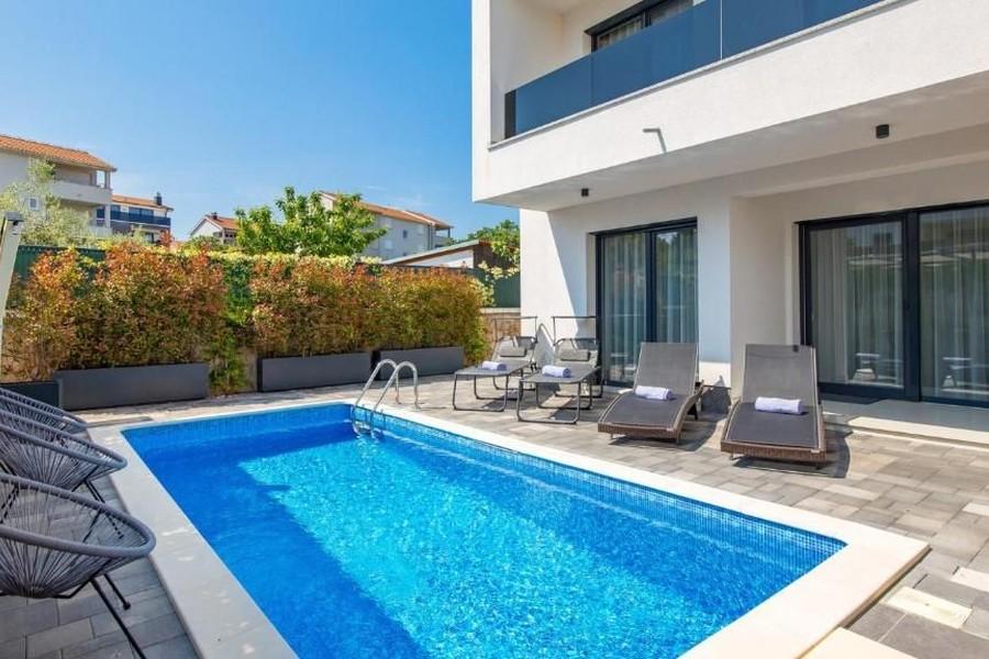 001-1021-86-Krk-house-with-pool-near-the-sea-for-sale