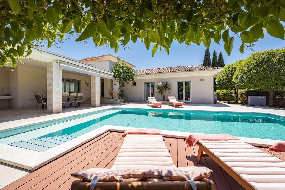 001-2022-503-Medulin-luxury-villa-in-an-attractive-location-near-the-sea-for-sale