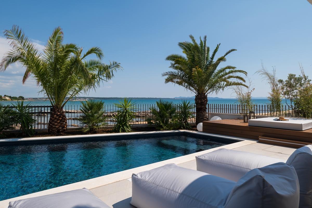 Splendida villa moderna con piscina, in prima fila sul mare